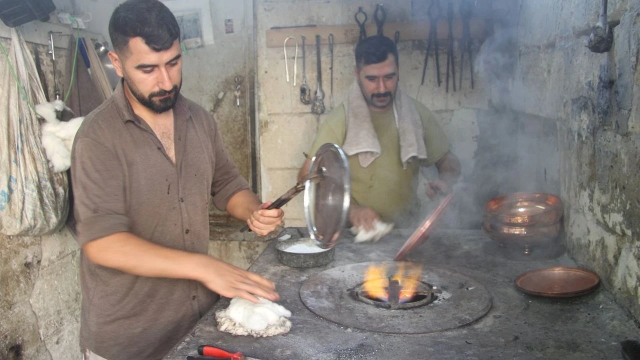 Gaziantep'te Kalay Ustaları 200 Derecede Çalışarak Sıcaklarla Mücadele Ediyor