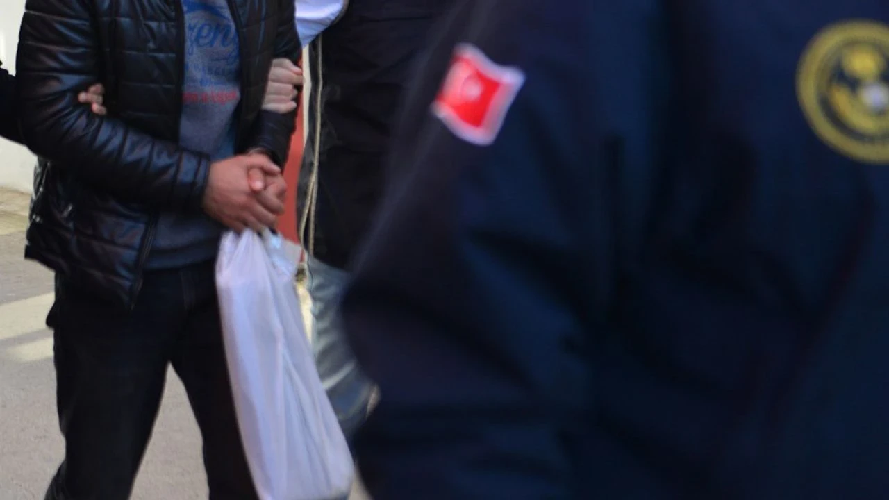 FETÖ üyesi eski istihbarat polisi Veysel Ö. İstanbul'da yakalandı, dijital materyaller ele geçirildi