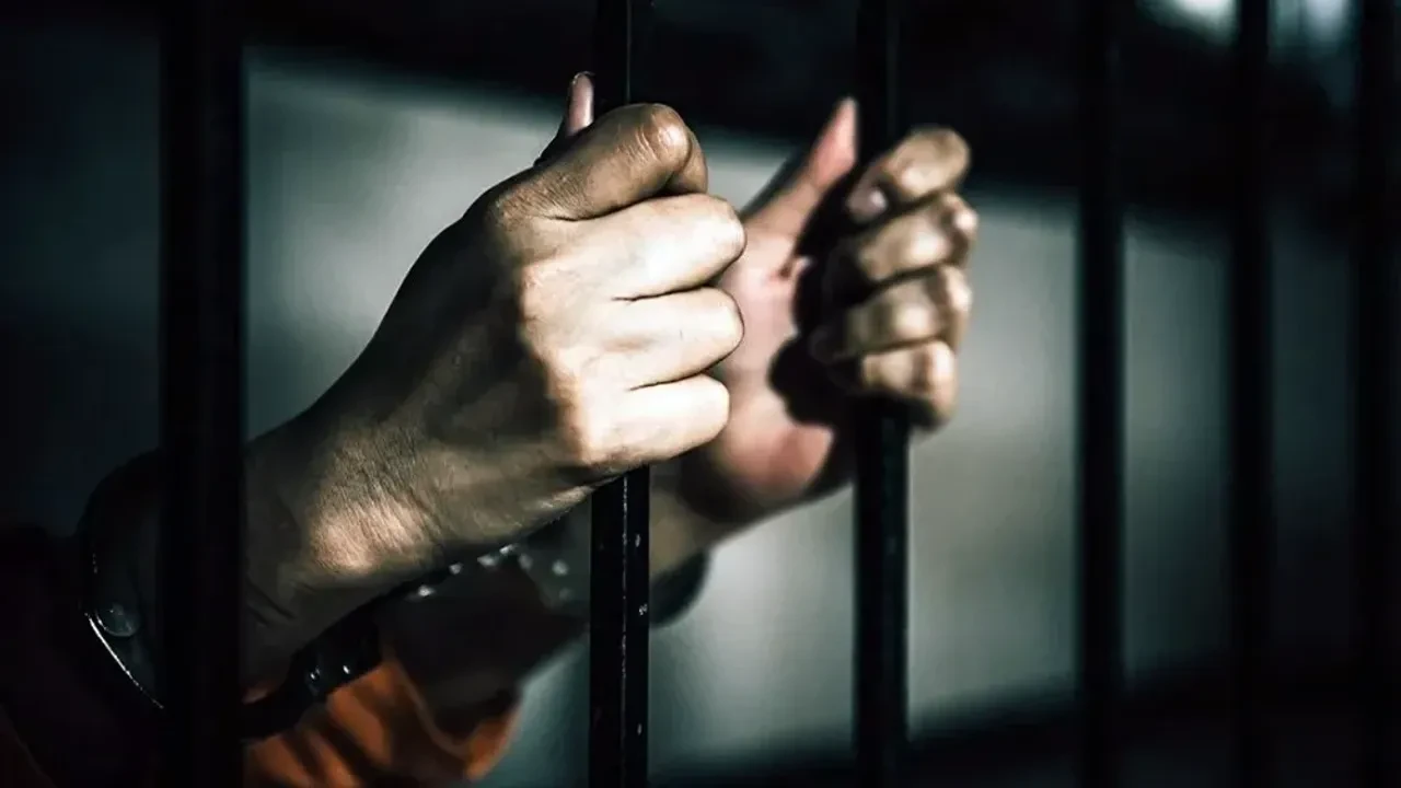 Kahramanmaraş'ta 8 suçtan aranan hükümlü, polis operasyonuyla yakalandı ve cezaevine gönderildi.