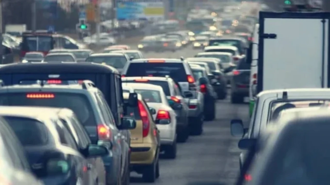 Yeni plaka formatı "AA 001 A" ile Kıbrıs'ta sistem değişiyor; özel plakalar açık artırmada rekor fiyatlara satıldı.