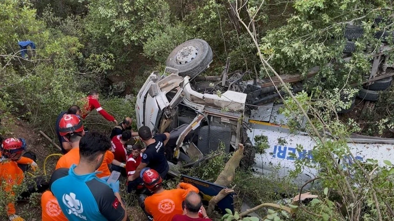 Bursa'daki orman yangınına müdahale ederken 3 gönüllü hayatını kaybetti, cenazeleri coşkuyla uğurlandı.