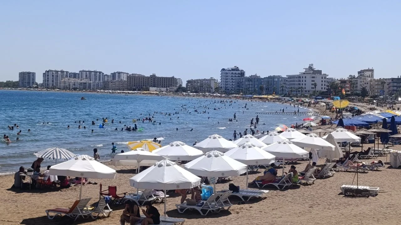 Mersin sahilleri yaz tatilcileriyle dolup taştı, sıcak hava plajlara akını hızlandırdı
