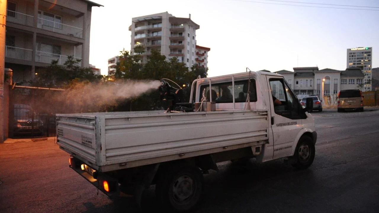Karşıyaka Belediyesi haşereyle mücadelede ilaçlama çalışmalarını hızlandırdı, mahalleler tek tek ilaçlanıyor.