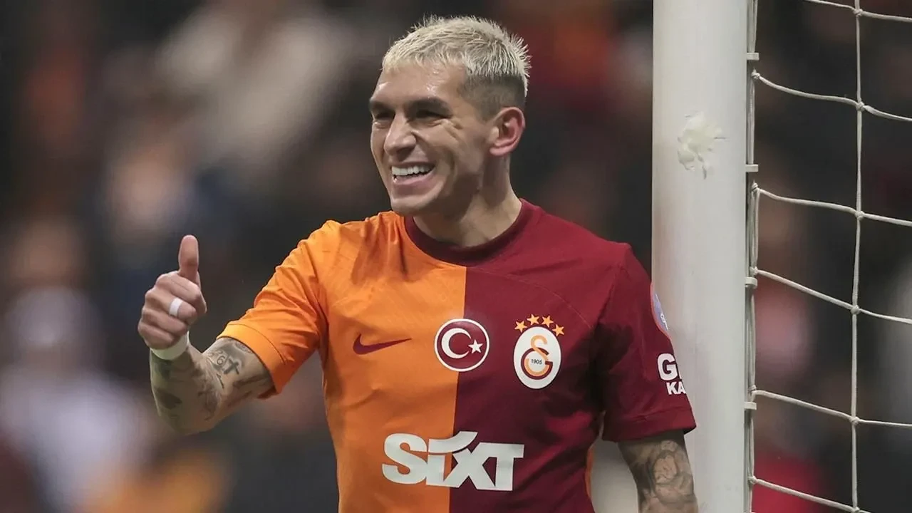 Torreira, Galatasaray'a olan bağlılığını Türk bayrağı dövmesiyle gösterdi