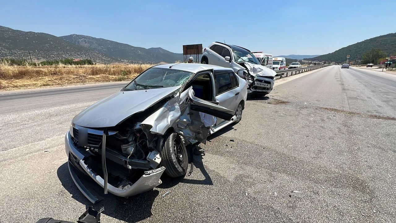 Burdur'da dönüş yapan araca çarpan otomobilde 5 kişi yaralandı, güvenlik kaydı ortaya çıktı