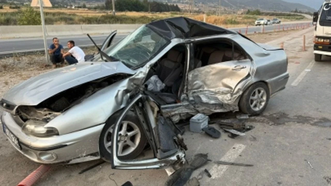 Osmaniye'de iki otomobilin çarpıştığı kazada iki kişi yaralandı, inceleme başlatıldı