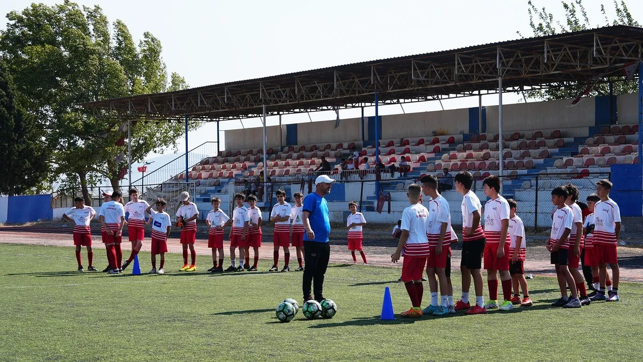 Kahramanmaraş’ta Çocuklar Yaz Spor Okullarıyla Futbol Tutkusunu Yaşıyor