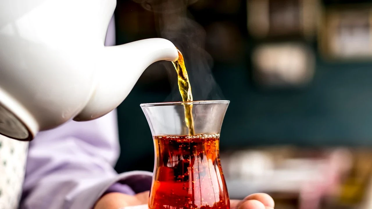 Hararet ve çay ilişkisi: Sıcak içecekler vücut sıcaklığını düşürür mü?