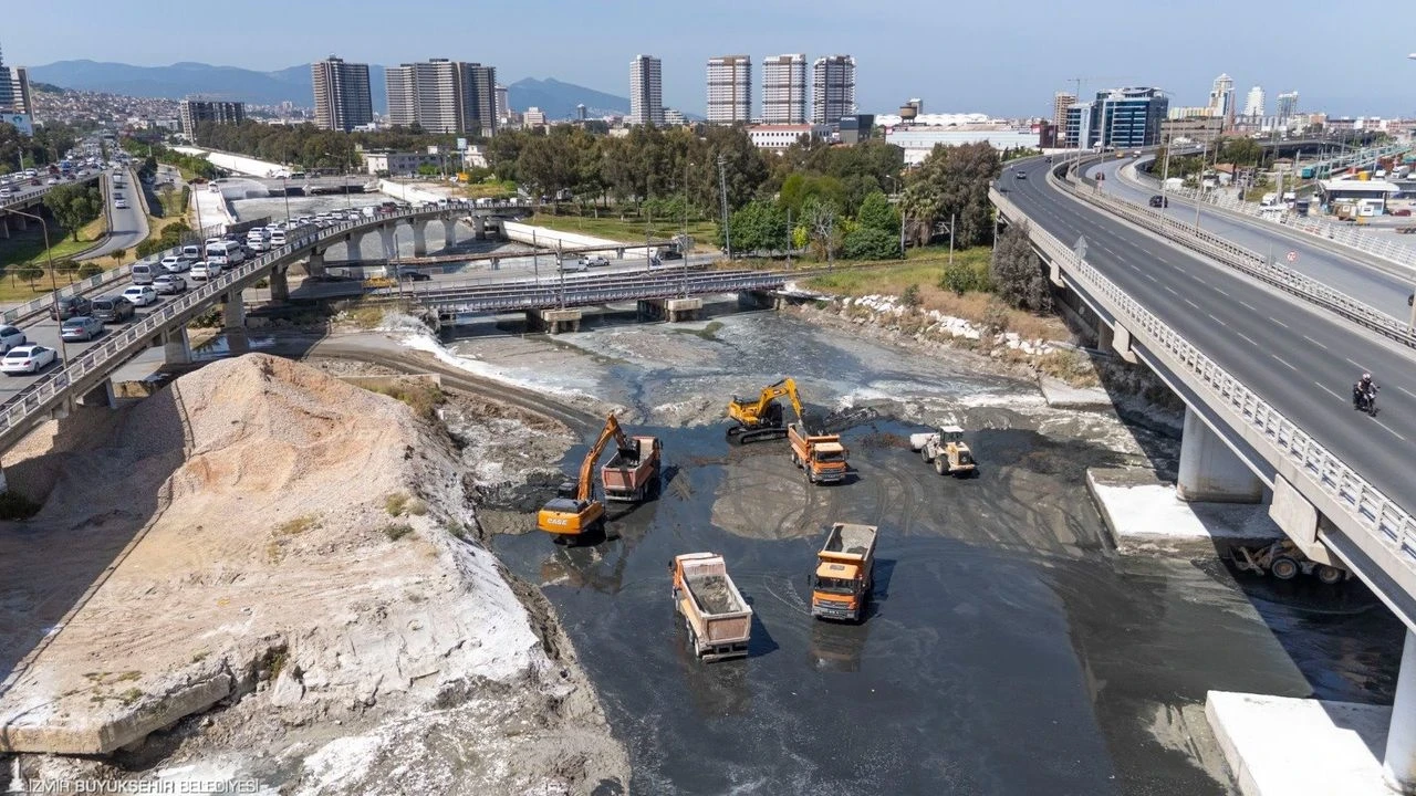 İZSU, 764 km'lik dere temizlik çalışmasında 236 bin ton atık çıkardı