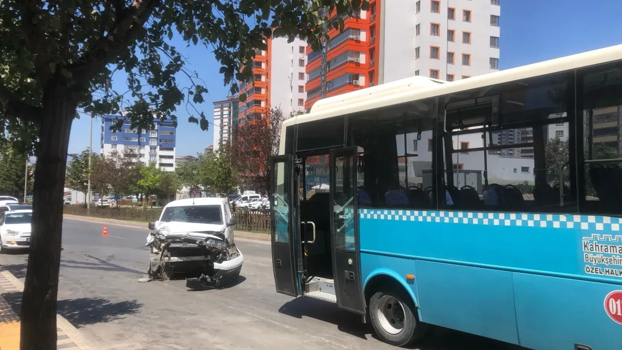 Ticari Araç Otobüse Çarptı: Ulaşımda Kısa Süreli Aksama Yaşandı