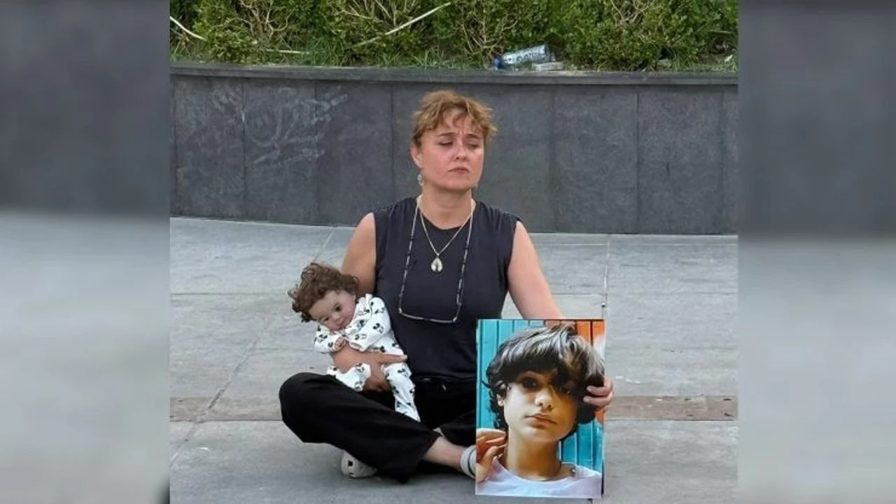 Kadıköy'de bıçaklı saldırıda hayatını kaybeden gencin annesinden infaz yasası için eylem!