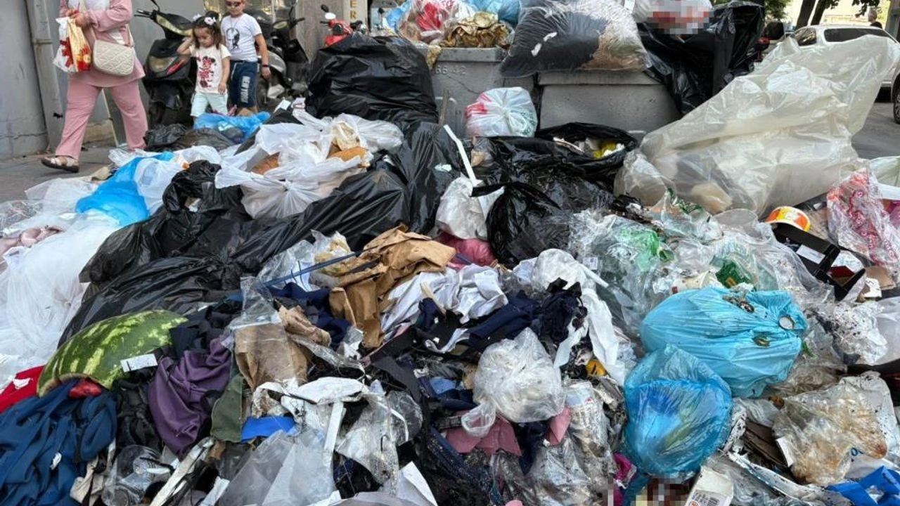 İzmir Konak'ta Çöp Sorunu Hayatı Olumsuz Etkiliyor, Vatandaşlar Yetkililere Sesiyle Çağrıda Bulunuyor