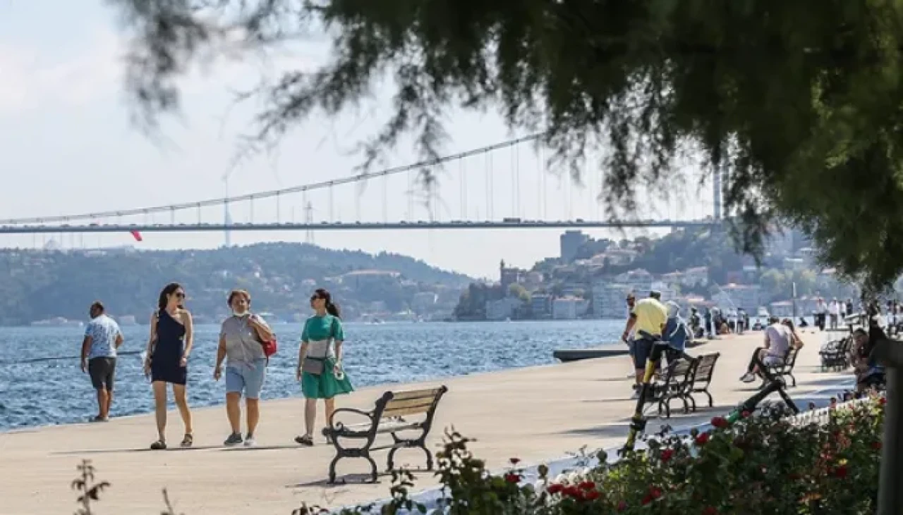 İstanbul'da nem oranı Şişli'de yüzde 99 ile rekor kırdı, sıcaklık ve hissedilen 31,1 derece oldu.
