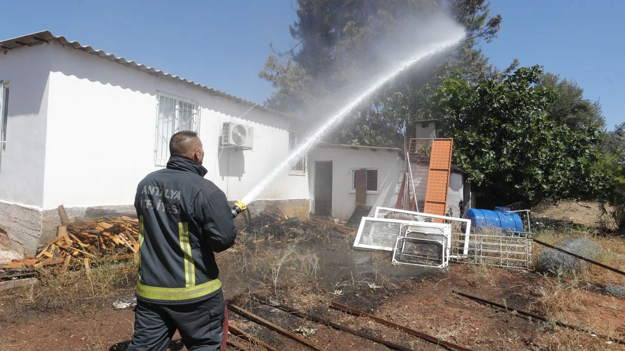 Antalya'da kuruyan otlar yangın çıkardı, evler alevlerden kurtarıldı