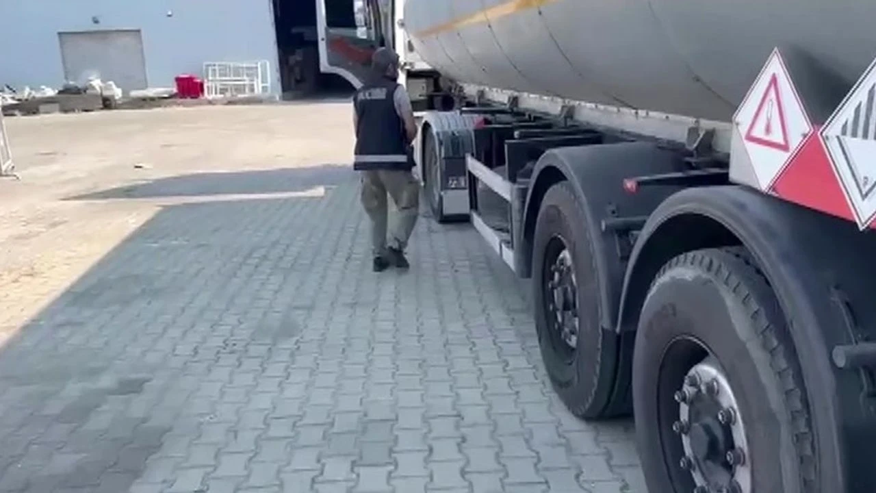 Adana'da akaryakıt tankerinde 19 bin paket kaçak sigara ele geçirildi