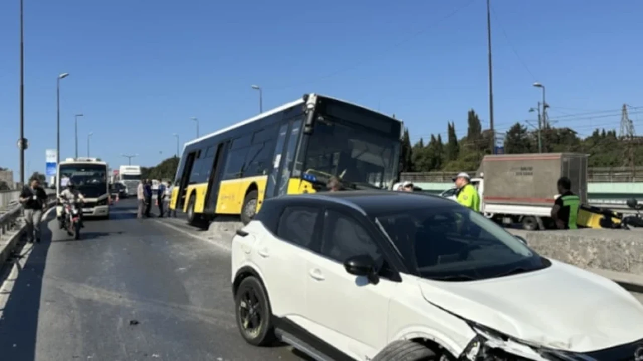 İETT otobüsü kontrolden çıktı, bariyerlere çarparak asılı kaldı, trafik yoğunluğu oluştu