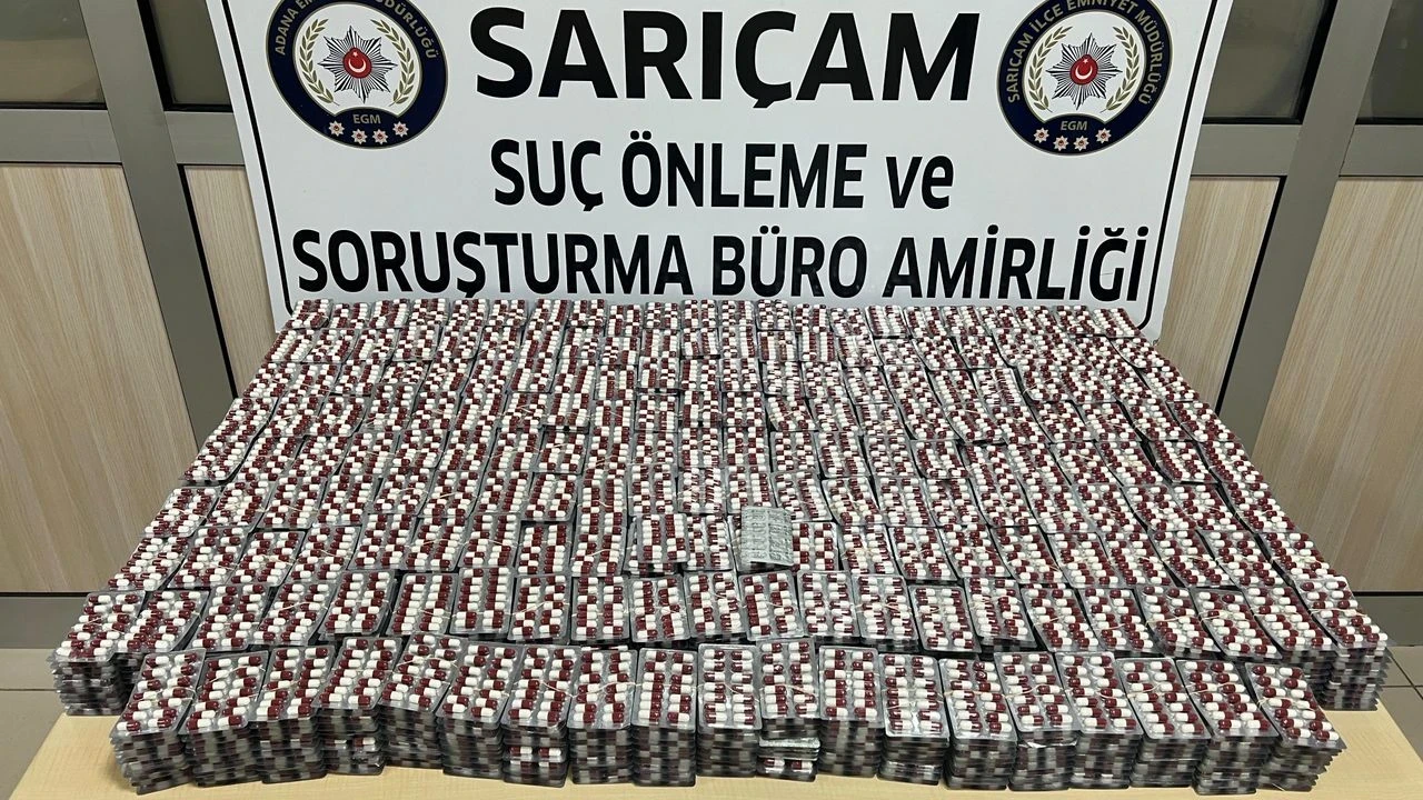 Adana'da polisten yasa dışı madde operasyonu: 27 bin hap ve ruhsatsız tabanca ele geçirildi