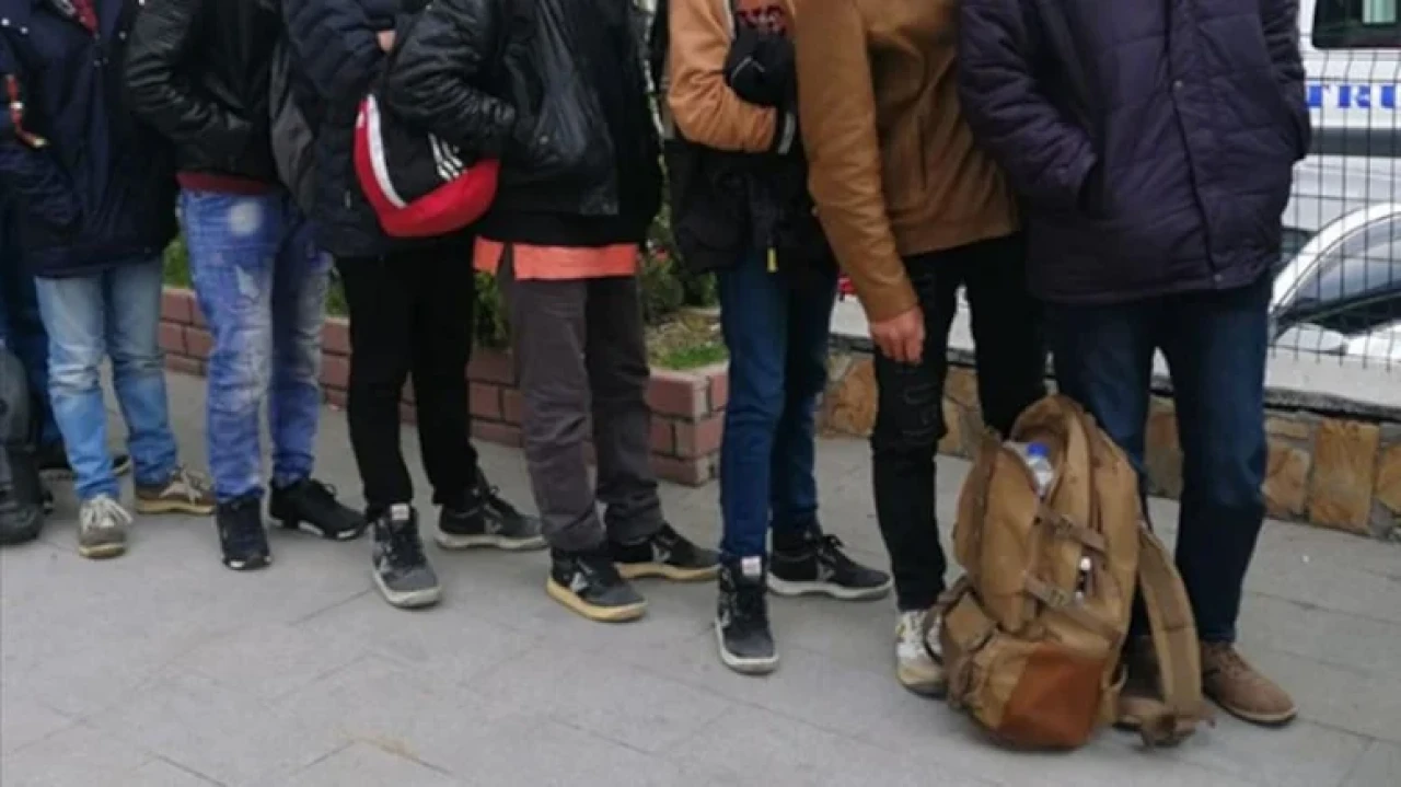 Edirne ve Kırklareli'nde 24 düzensiz göçmen yakalandı, işlemleri tamamlandı.