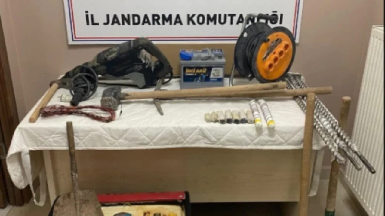 Jandarma, kaçak kazı yaparken suçüstü yakaladı, 9 dinamit lokumu ele geçirildi