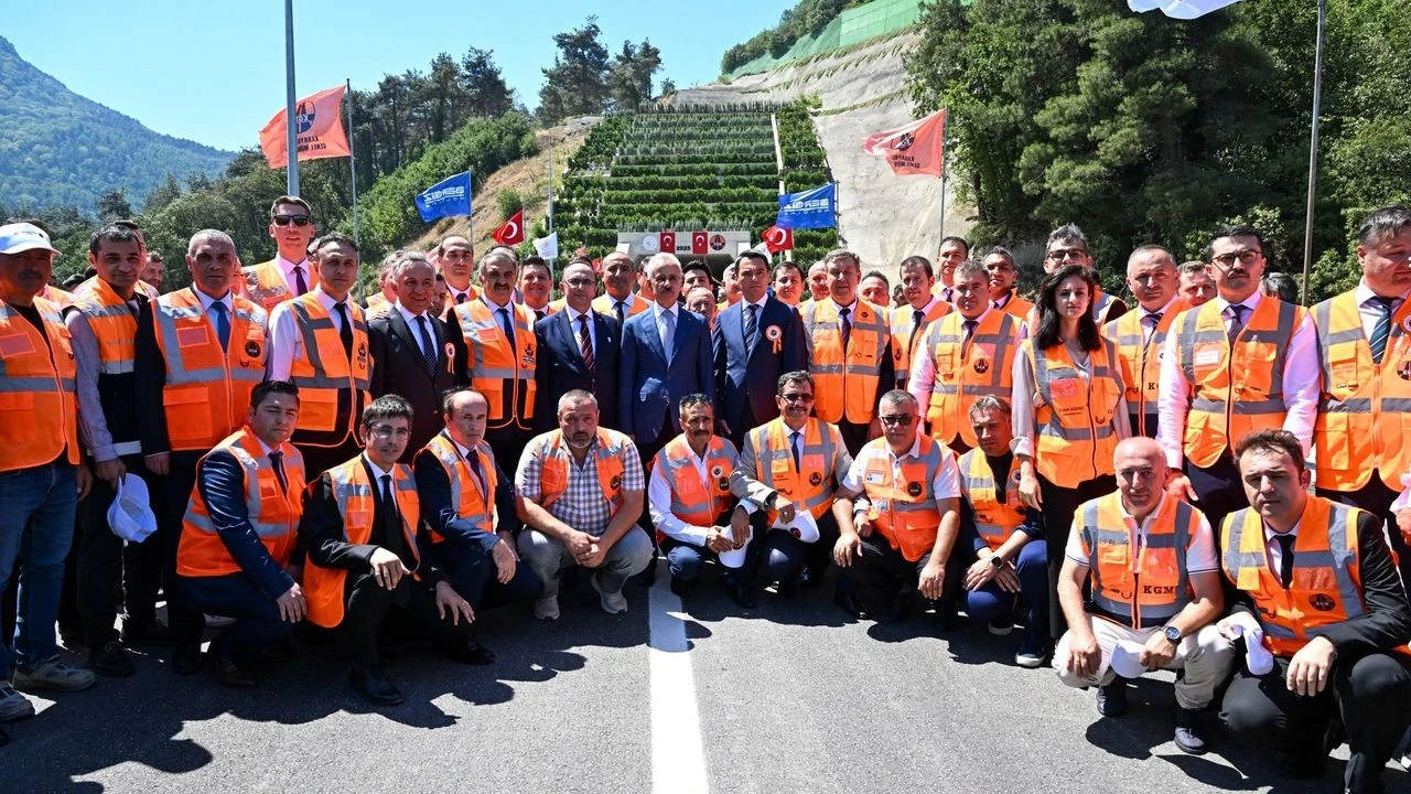 Bursa'da Doğancı Tüneli açıldı, 15 dakikalık yol 3 dakikaya düştü! Yıllık 353 milyon lira tasarruf sağlanacak.