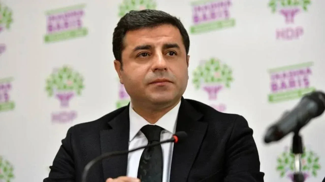 DEM Parti eş başkanları Selahattin Demirtaş'ı ziyarete gidiyor, kamuoyuna açıklama yapmaları bekleniyor.