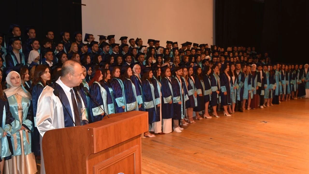 Ege Üniversitesi eğitim fakültesi mezunları geleceğin öğretmenleri olarak diplomalarını aldı