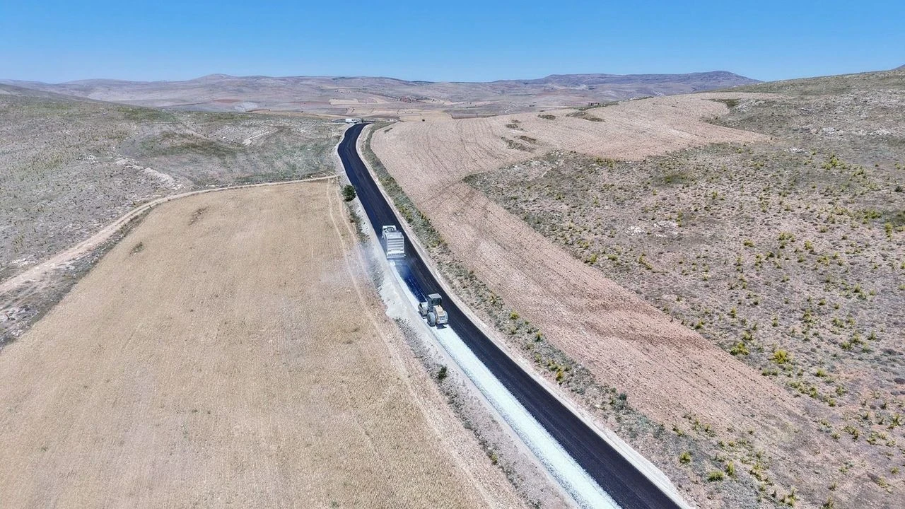 Kuzey İlçeler'de asfaltlama çalışmaları ulaşımı kolaylaştırıyor, vatandaşlar memnuniyetlerini dile getiriyor.