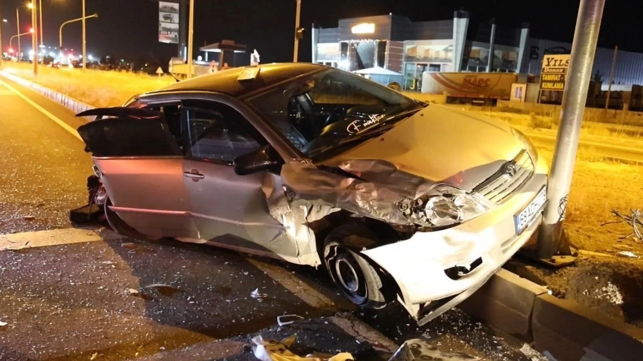 Aksaray'da TIR'ın iki otomobile çarpması sonucu bir kişi yaralandı, araçlar kullanılamaz hale geldi.