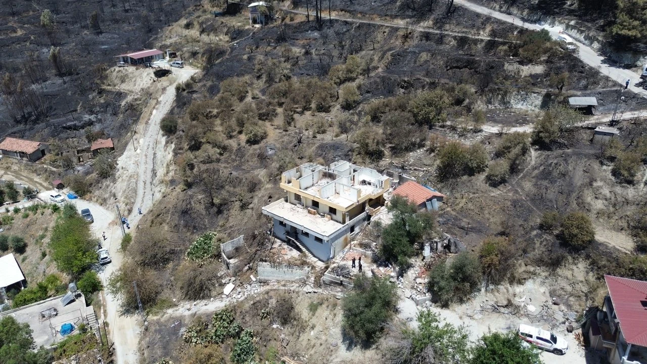 Hatay'daki Yangında 4 Bina Ağır Hasar Aldı, Soğutma ve İyileştirme Çalışmaları Devam Ediyor