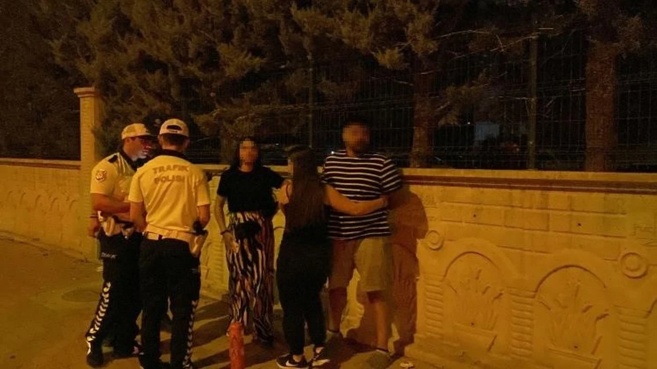 Alkollü sürücü ve arkadaşları polise mukavemet etti, kadınlar gazetecilere saldırdı