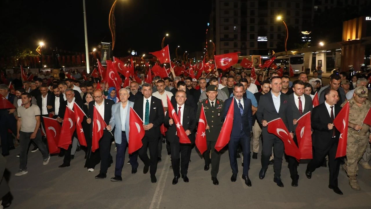 Elazığ'da 15 Temmuz Demokrasi Günü Kutlandı: Bayrak Yürüyüşüyle Anma Etkinliği Gerçekleştirildi