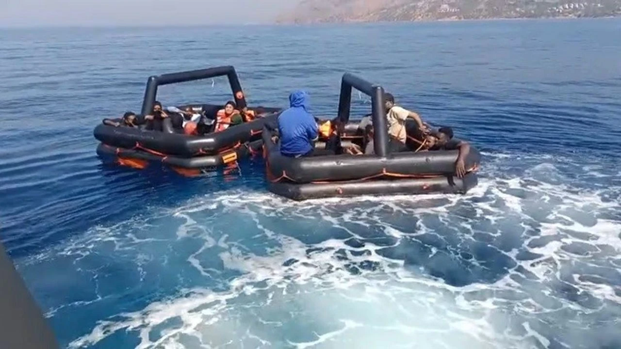 Ayvacık açıklarında 19 kaçak göçmen kurtarıldı, işlemler için karaya çıkarıldı