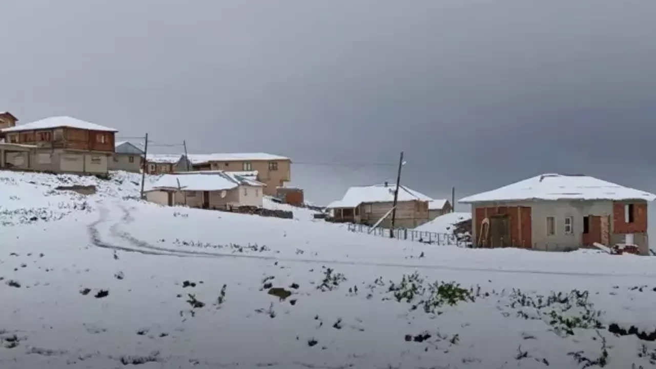 Yaz ortasında kar sürprizi: Bayburt, Rize ve Trabzon'da yoğun kar yağışı etkili oldu!