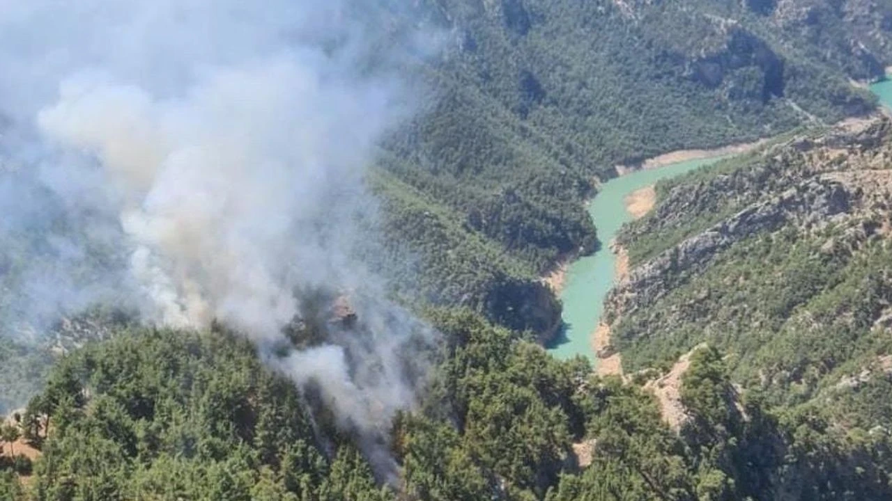 Enizçakırı'nda çıkan yangın için ekipler havadan ve karadan mücadele ediyor