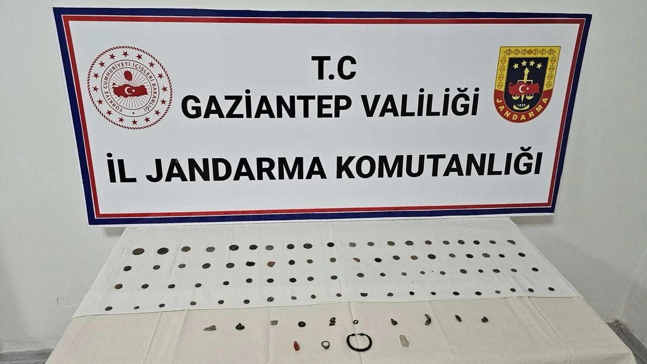 Gaziantep'te tarihi eser kaçakçılığına operasyon: 80 sikke ve 14 obje ele geçirildi