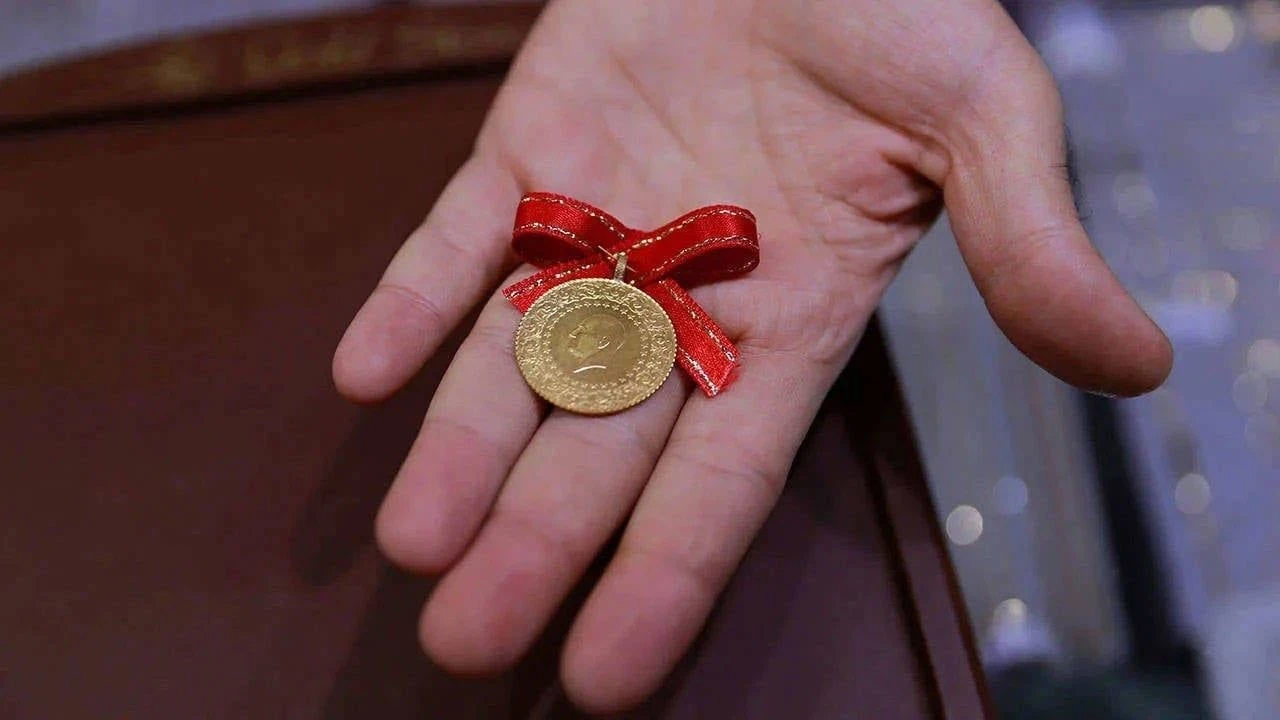 Ortadoğu gelişmeleri altın fiyatlarını yükseltti, gram altın 4.271 lirayı buldu.