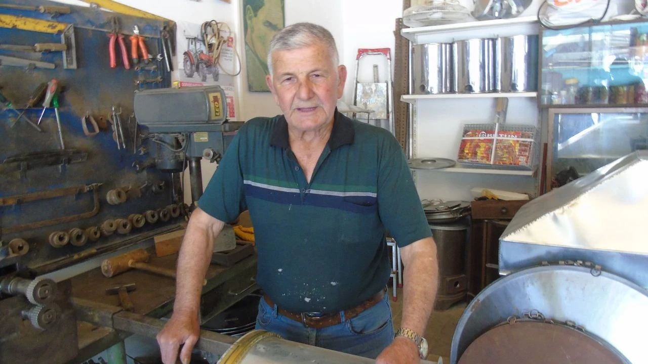 İslâhiye'nin son tenekecisi, depreme rağmen mesleğini sürdürüyor ama çırak bulamıyor!