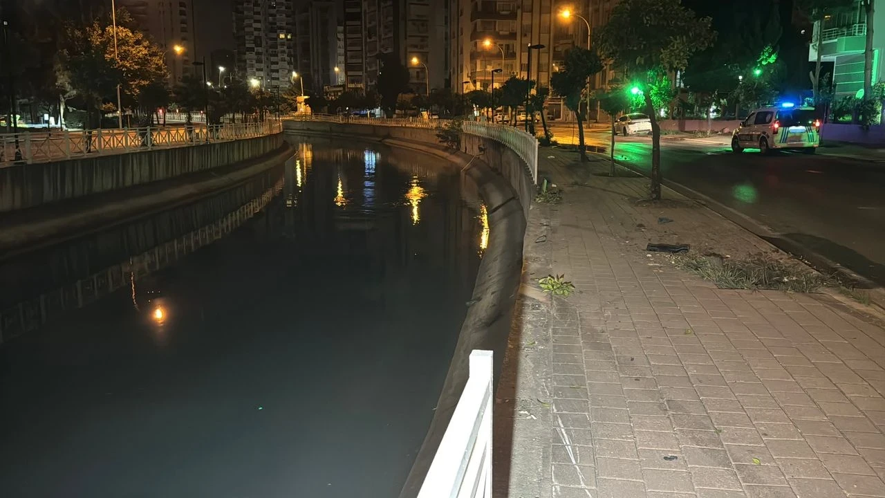 Adana'da Otomobil Sulama Kanalına Devrildi, 3 Yaralı Hastaneye Sevk Edildi