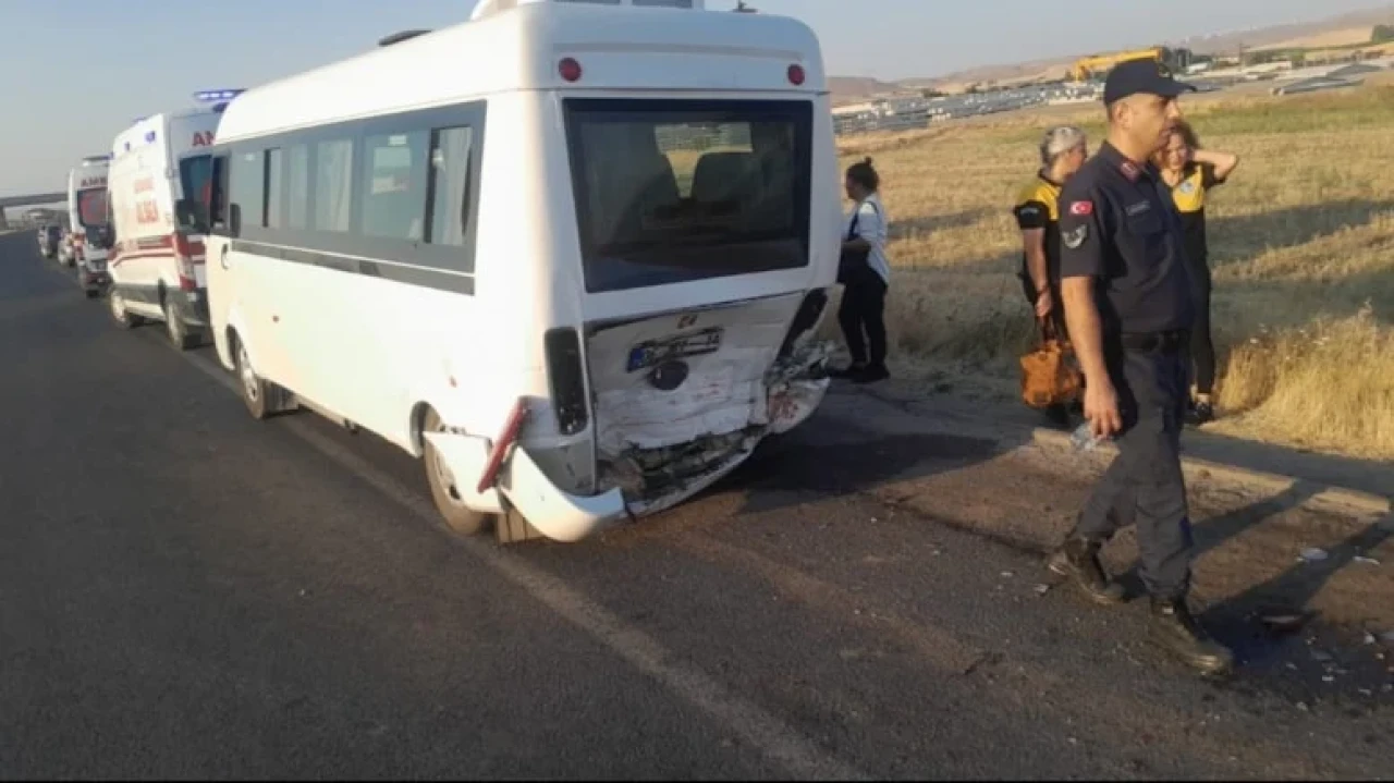 Sincan'da otomobil servis minibüsüne çarptı: 1 ölü, çok sayıda yaralı