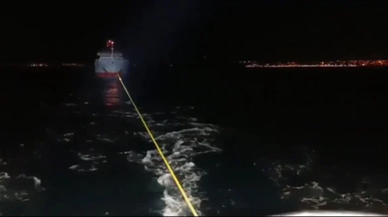 Gelibolu açıklarında makine arızası yapan gemi kurtarıldı