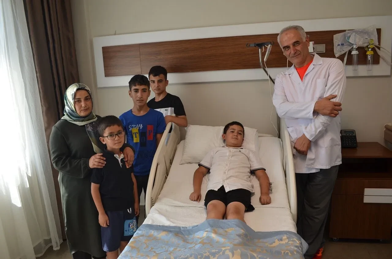 Efe'nin Kol Uzatma Tedavisinde Yeni Umut: Genetik Rahatsızlıkla Mücadelede Başarılar Artıyor