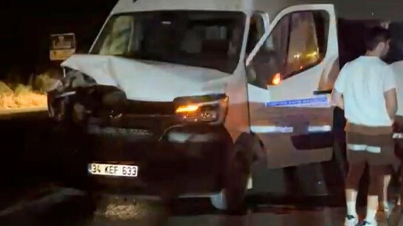 Arnavutköy'de zincirleme kaza: Motosiklet mandaya çarptı, 3 yaralı var