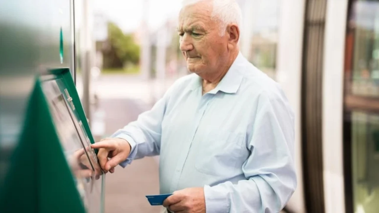 Almanya'da emekli maaşları 2025'te yalnızca banka hesaplarına yatırılacak