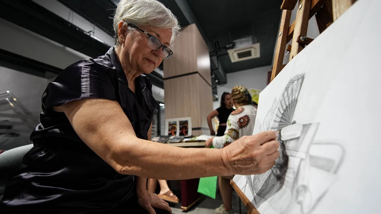 64 yaşında resim bölümünden mezun olan Ulviye Erener, hayallerinin peşinden koşmayı sürdürüyor.