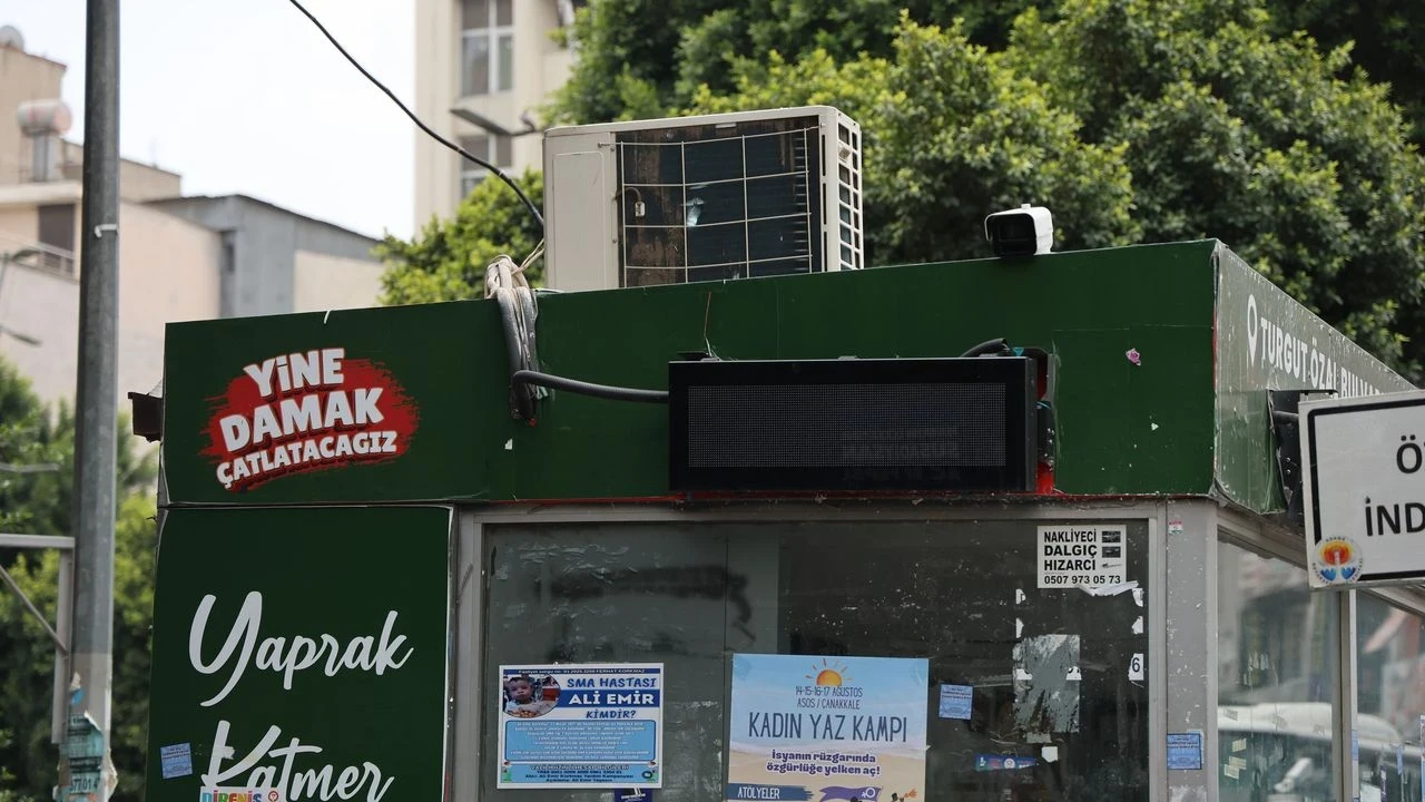 Adana'da Klimalı Duraklar Terk Edildi, Vatandaşlar Sıcağa Mahkum Kaldı