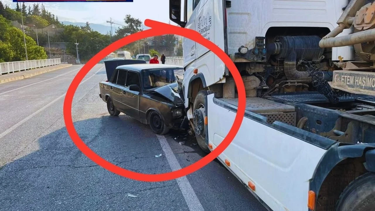 Kahramanmaraş'ta köprüde kamyon-otomobil çarpıştı: 1 yaralı, trafik aksadı