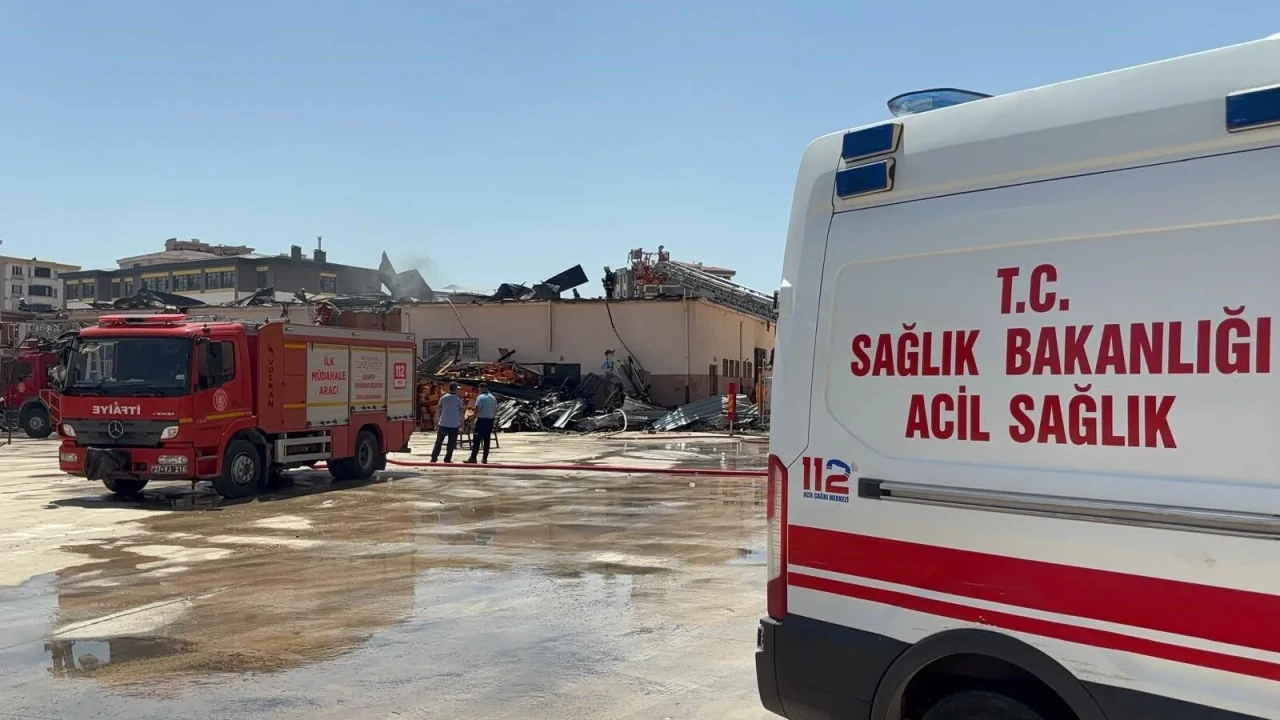 Şehitkamil'deki meslek lisesi atölyesinde çıkan yangın 5 saat sonra kontrol altına alındı, soruşturma sürüyor.