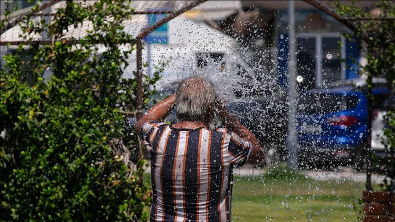Sıcaklıklar Türkiye'de mevsim normallerinin 12 derece üzerine çıktı, rekor 46,6 derece!