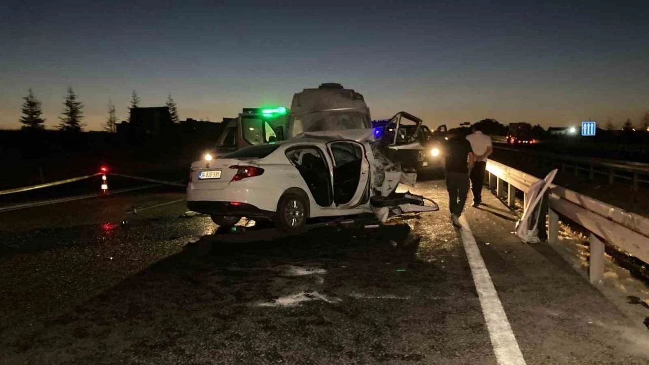 Sincan'da gece yarısı feci kaza: 1 ölü, 1 yaralı, yangın vatandaşların müdahalesiyle söndürüldü