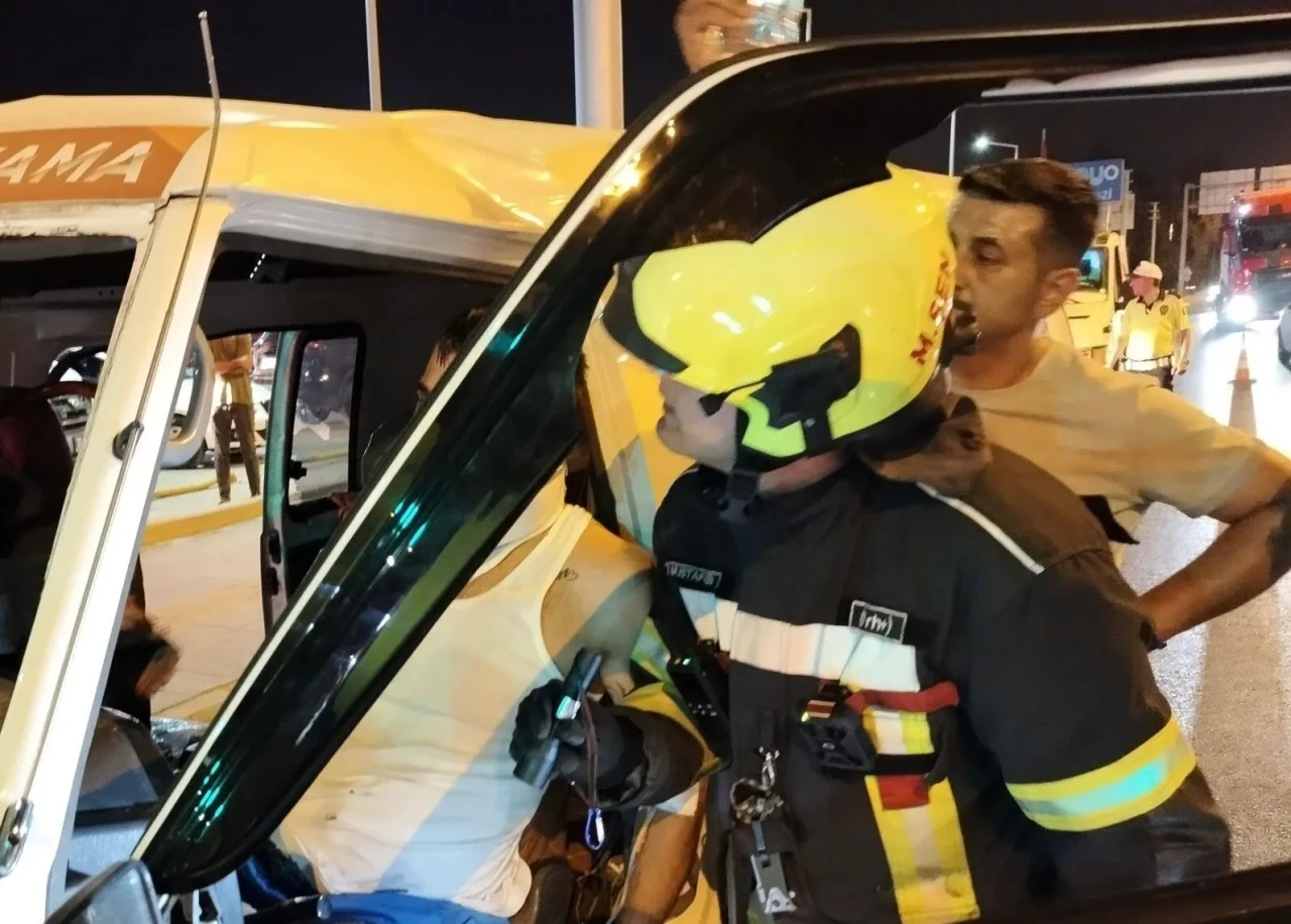 Erdemli'de Midibüs Kazası: Sürücü Sıkıştı, İtfaiye Erişimi Başarıyla Sağladı